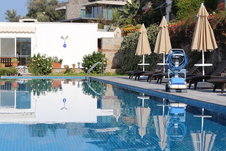 cordless vs. corded robotic pool cleaners buying guide